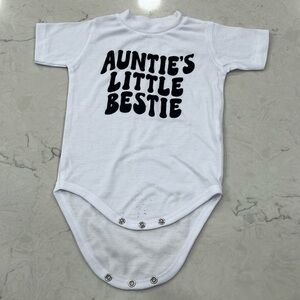 Laughing Giraffe Short Sleeve Graphic Onesie Aunties Little Bestie